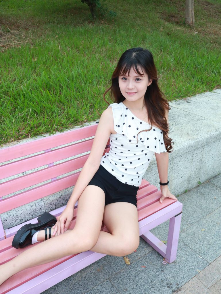 个人摄影师原创约拍 25号作品 04年妹子草地 [313P-73V-6.3GB]-图屿X