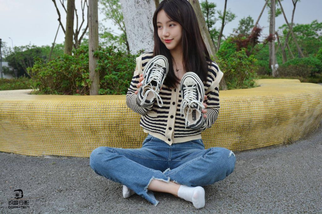 织梦映像 少女牛仔裤草地白袜 [80P-1V-2.5GB]-图屿X