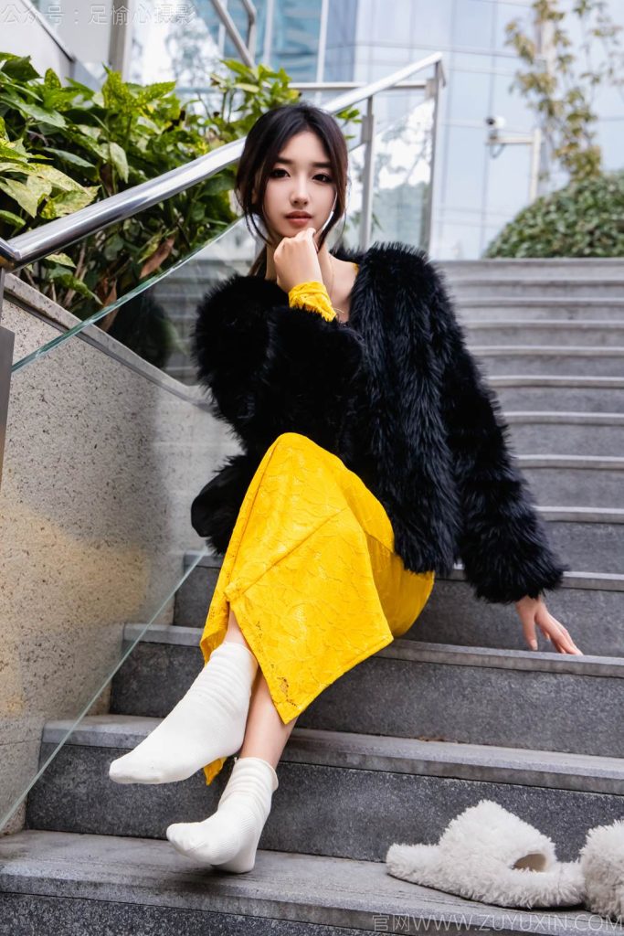 足愉心 NO.010 星朵（黑色毛衫、绒毛拖鞋、白色棉袜、裸足） [110P-2V-13.7G]-图屿X