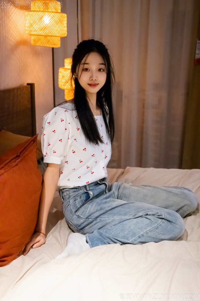 足愉心 NO.012 奶芙（碎花衬衫、运动鞋、白色棉袜、裸足） [110P-2V-14.5G]-图屿X