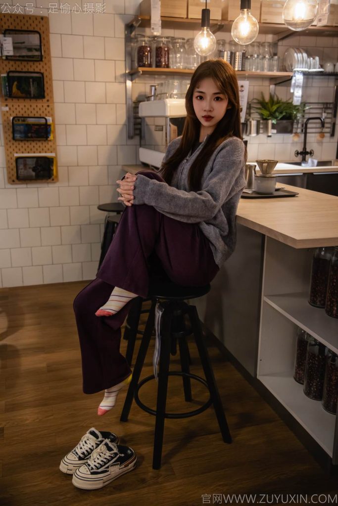 足愉心 NO.016 软软（紫色长裤、帆布鞋、卡通棉袜、裸足） [110P-2V-10.0G]-图屿X