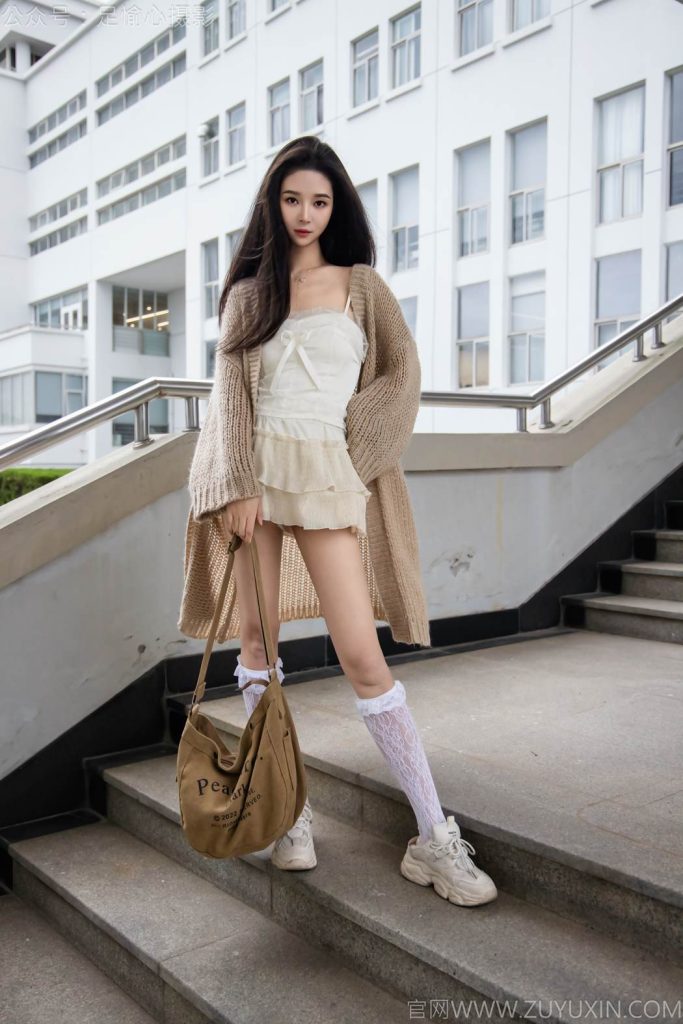 足愉心 NO.017 南南（白色吊带、运动鞋、白色丝袜、裸足） [110P-2V-9.5G]-图屿X