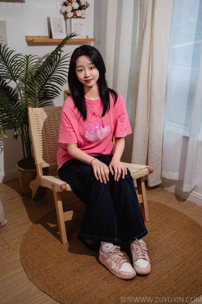 足愉心 NO.018 奶芙（牛仔长裤、运动鞋、白色棉袜、裸足） [110P-2V-16.3G]-图屿X