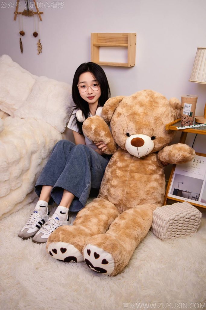 足愉心 NO.027 奶芙（牛仔长裤、德训鞋、白色棉袜、裸足） [110P-2V-19.5G]-图屿X