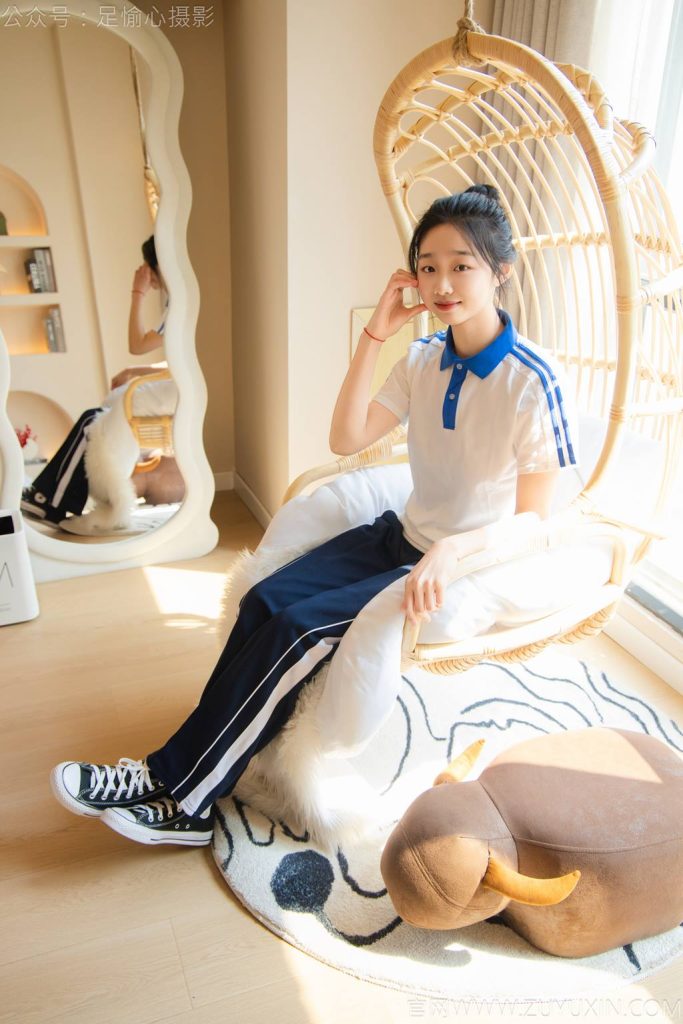 足愉心 NO.031 奶芙（校服、帆布鞋、白色棉袜、裸足） [110P-2V-15.4G]-图屿X