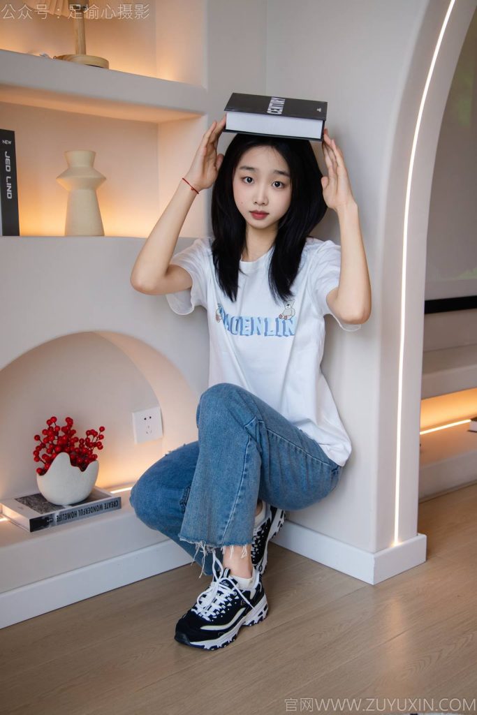 足愉心 NO.035 奶芙（牛仔裤、运动鞋、白色棉袜、裸足） [115P-2V-19.3G]-图屿X