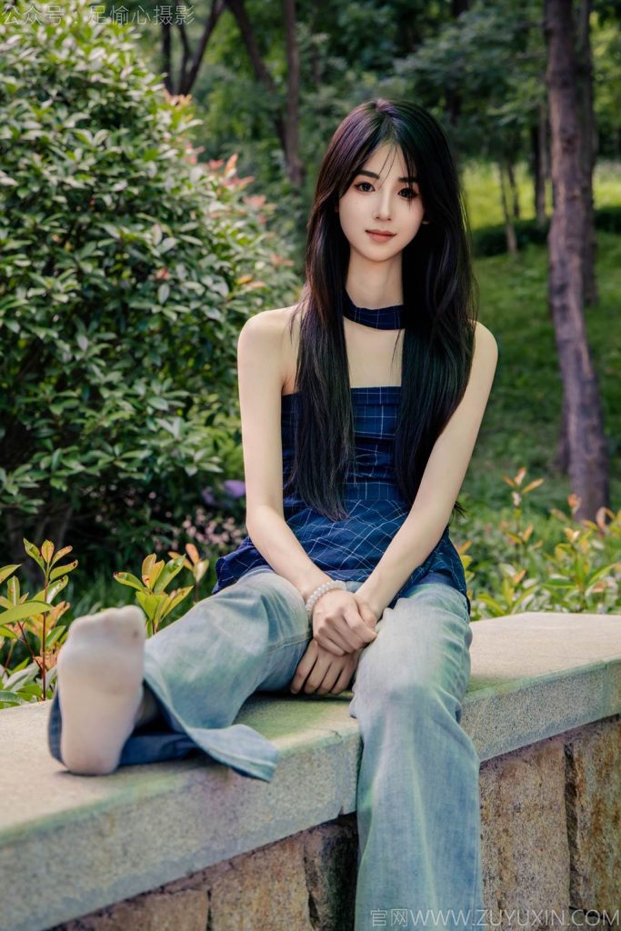 足愉心 NO.049 小瑶（格子吊带、牛仔长裤、白棉袜、洞洞鞋、裸足） [120P-2V-10.7G]-图屿X