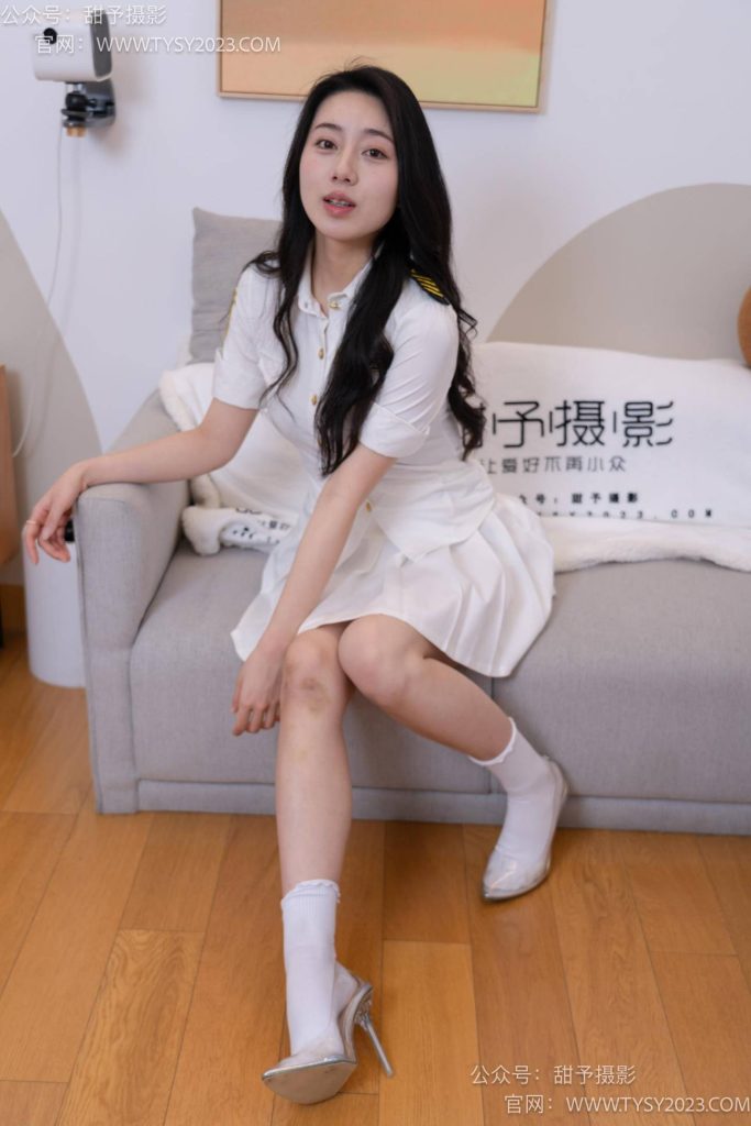 甜予摄影 NO.057 鱼鱼-制服、透明高跟鞋、自然穿脏白棉袜、裸足 [139P-2V-10.1GB]-图屿X