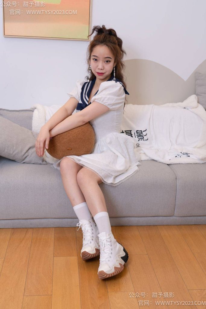 甜予摄影 NO.073 小语-运动鞋、白棉袜、裸足 [131P-2V-9.9GB]-图屿X