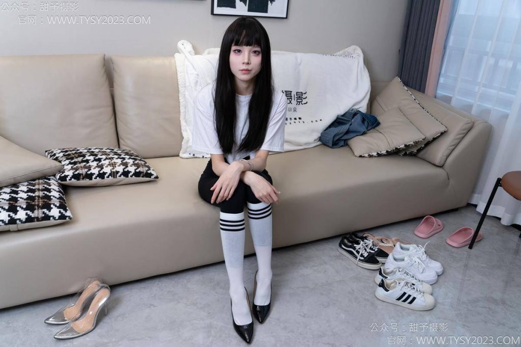 甜予摄影 NO.179 珞珞-高跟鞋2双（黑色、透明）、板鞋3双、人字拖 [129P-2V-11.3GB]-图屿X