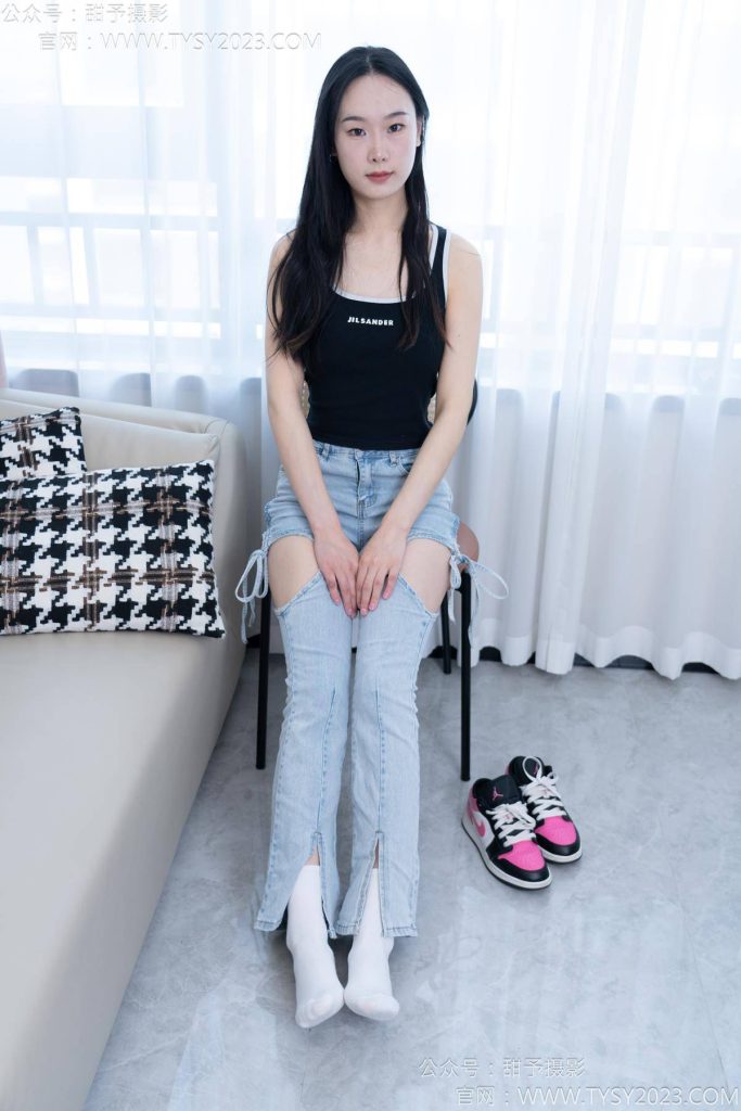 甜予摄影 NO.181 小容-板鞋、白棉袜、裸足 [134P-2V-9.9GB]-图屿X