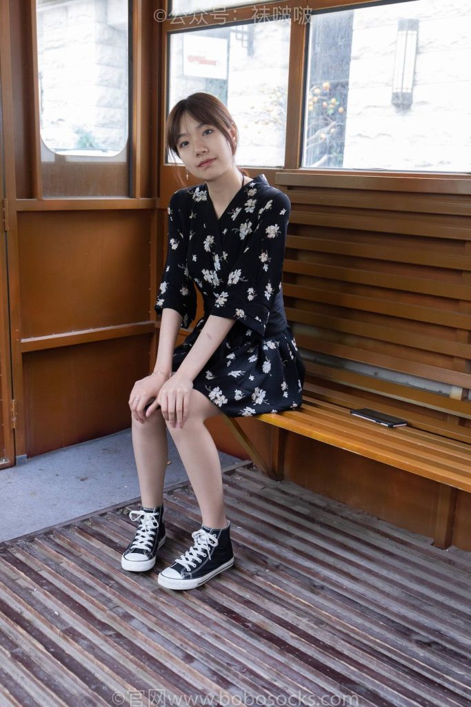 BoBoSocks袜啵啵 NO.013 小甜豆-匡威帆布鞋、浅灰色短棉袜、肉丝 [132P-1V-8.1GB]-图屿X