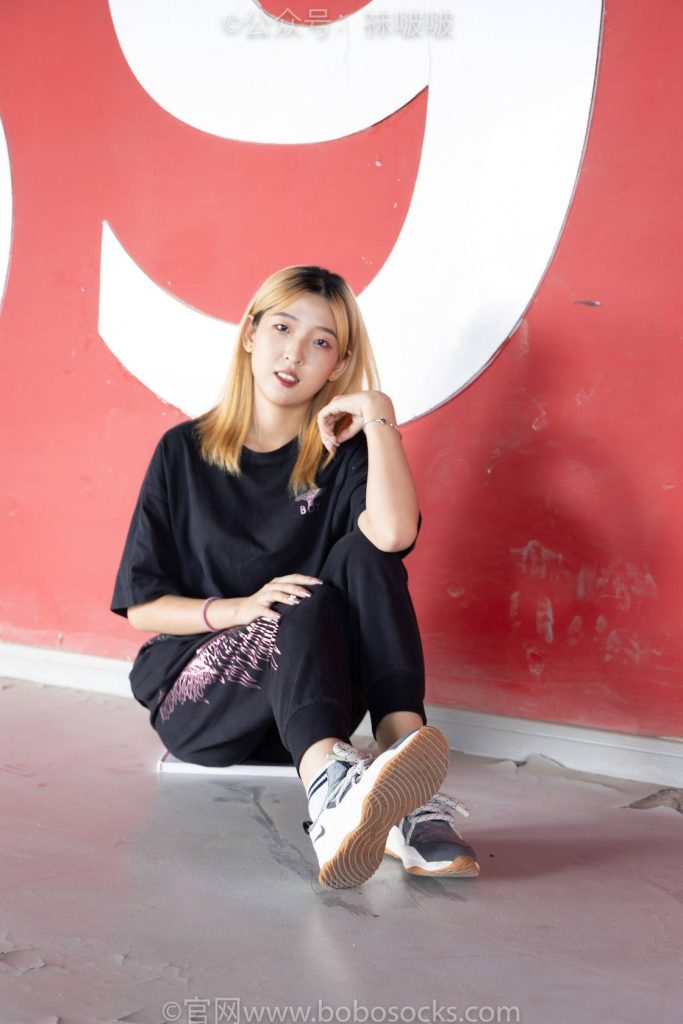 BoBoSocks袜啵啵 NO.018 木木-运动鞋、白棉袜、裸足 [136P-1V-3.9GB]-图屿X