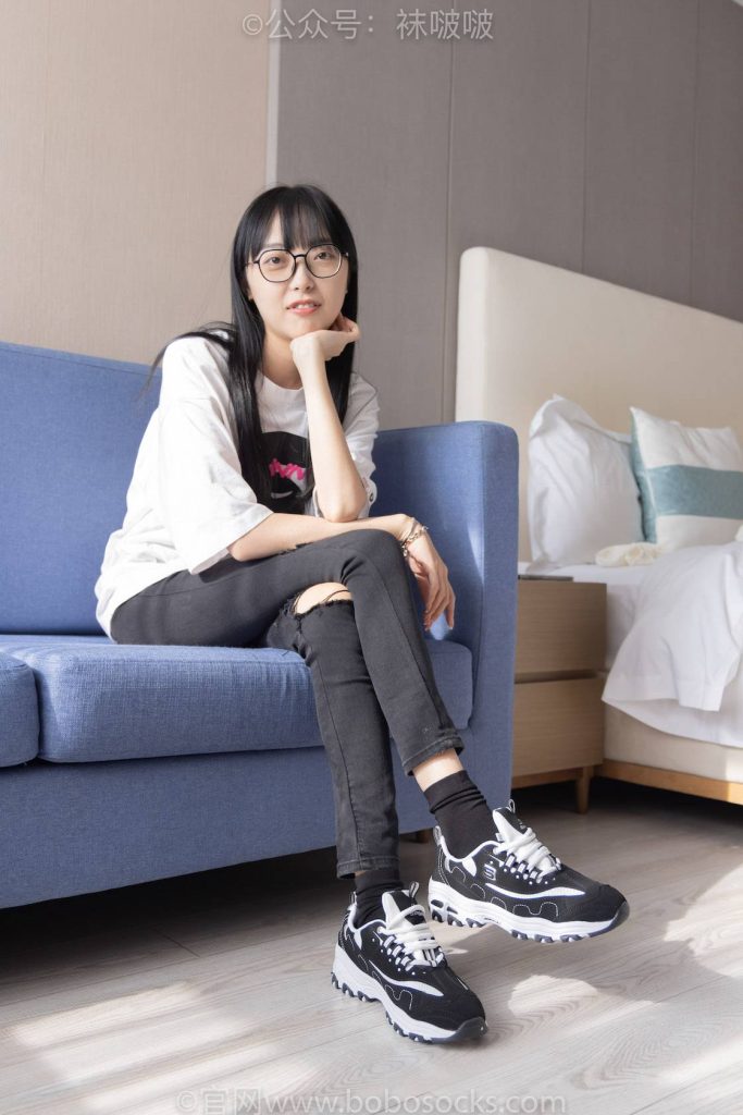 BoBoSocks袜啵啵 NO.055 稚予-斯凯奇运动鞋、白棉袜、黑棉袜 [139P-1V-6.7GB]-图屿X