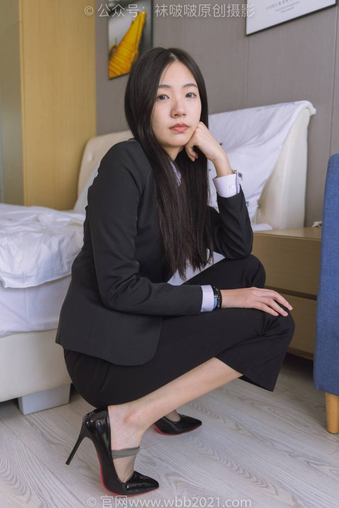 BoBoSocks袜啵啵 NO.245 小甜豆-高跟鞋、短灰丝、半蹲镜头较多 [300P-1V-8.5GB]-图屿X