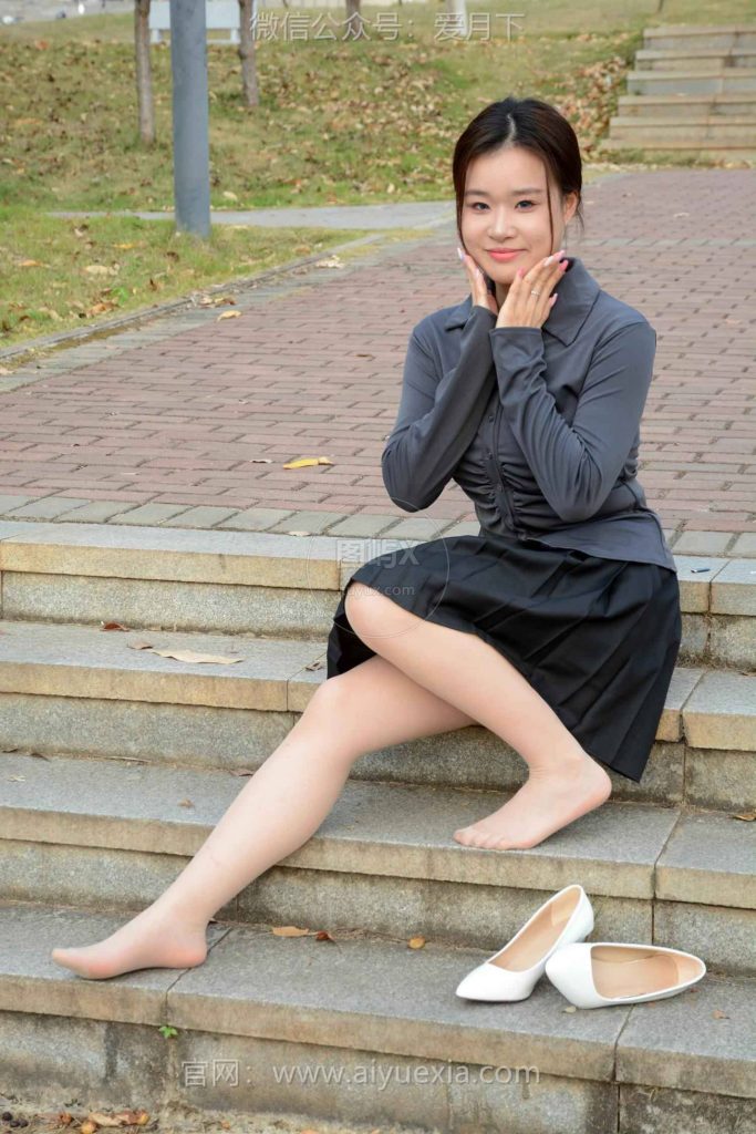 爱月下 NO.006 茜茜【灰色小JK】这身灰色小JK穿出了正装的感觉！ [100P-1V-3.1GB]-图屿X