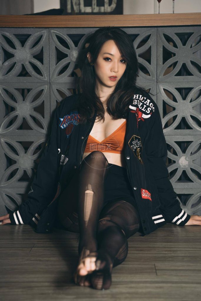 Limerence NO.008 性感妹子近距离撕扯黑丝袜 [199P-1V-1.9GB]-图屿X