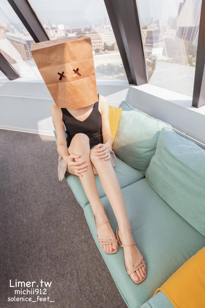 Limerence NO.013 Michii神秘纸袋女孩的裸足大解放 [170P-1V-3.8GB]-图屿X