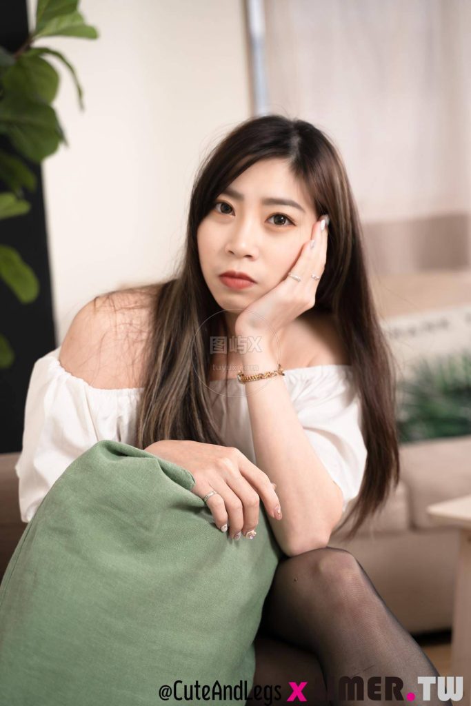 Limerence NO.101 Quintina 甜心女友的小白鞋黑色丝袜脚 [133P-1V-2.4GB]-图屿X