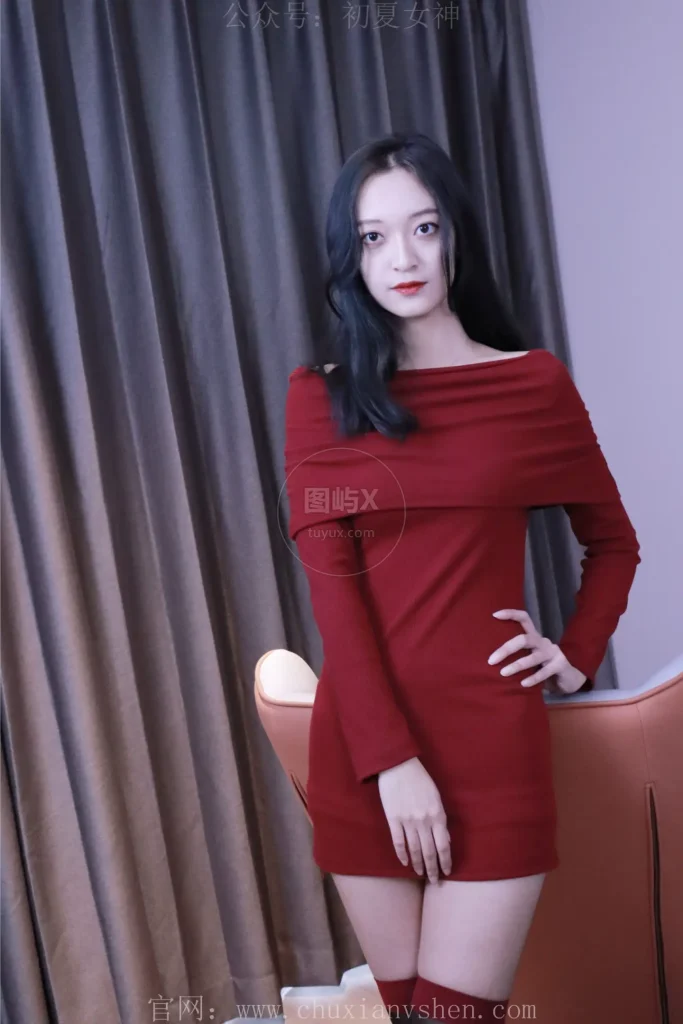 初夏女神 NO.006 依依 M码酒红连衣裙搭黑色长靴 [140P-1V-6.8GB]-图屿X