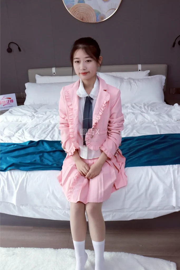 初夏女神 NO.019 念念 S码粉色JK套搭配36码小白鞋 [113P-1V-5.4GB]-图屿X