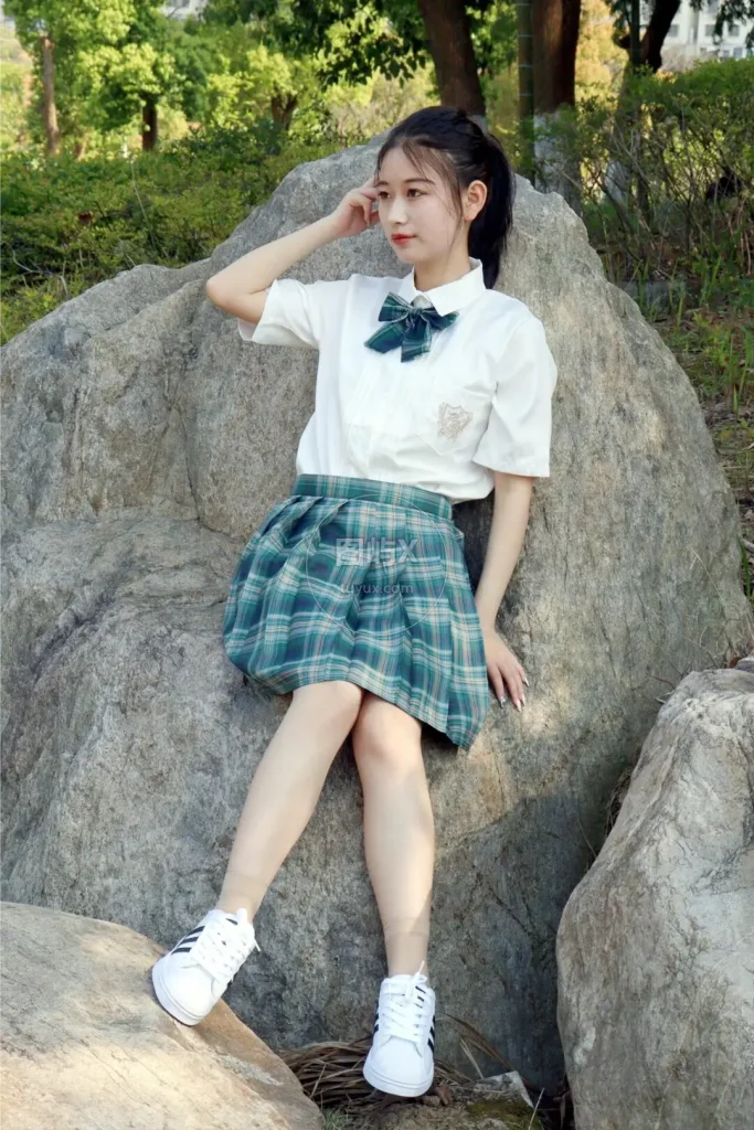 初夏女神 NO.026 念念 墨绿色JK搭配三叶草贝壳头鞋期 [155P-1V-4.8GB]-图屿X