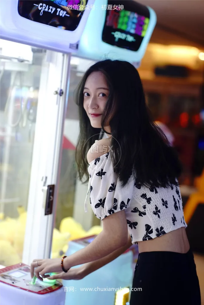 初夏女神 NO.031 依依 邻家女孩-商场篇 [88P-1V-3.8GB]-图屿X