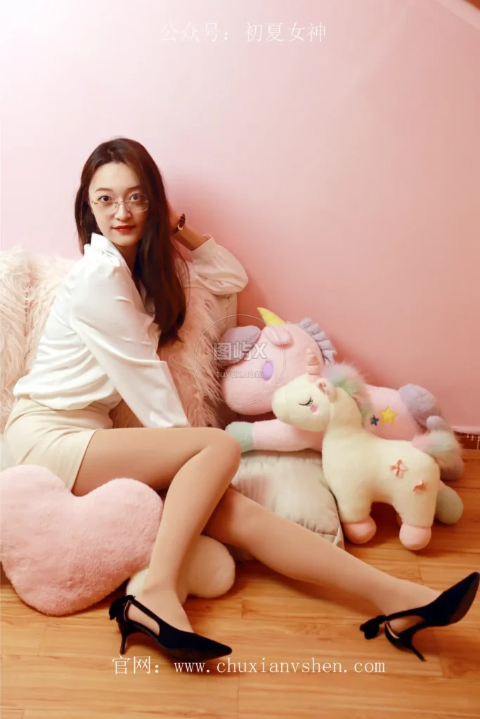 初夏女神 NO.033 依依 家教工装搭配高跟鞋 [120P-1V-6.2GB]-图屿X