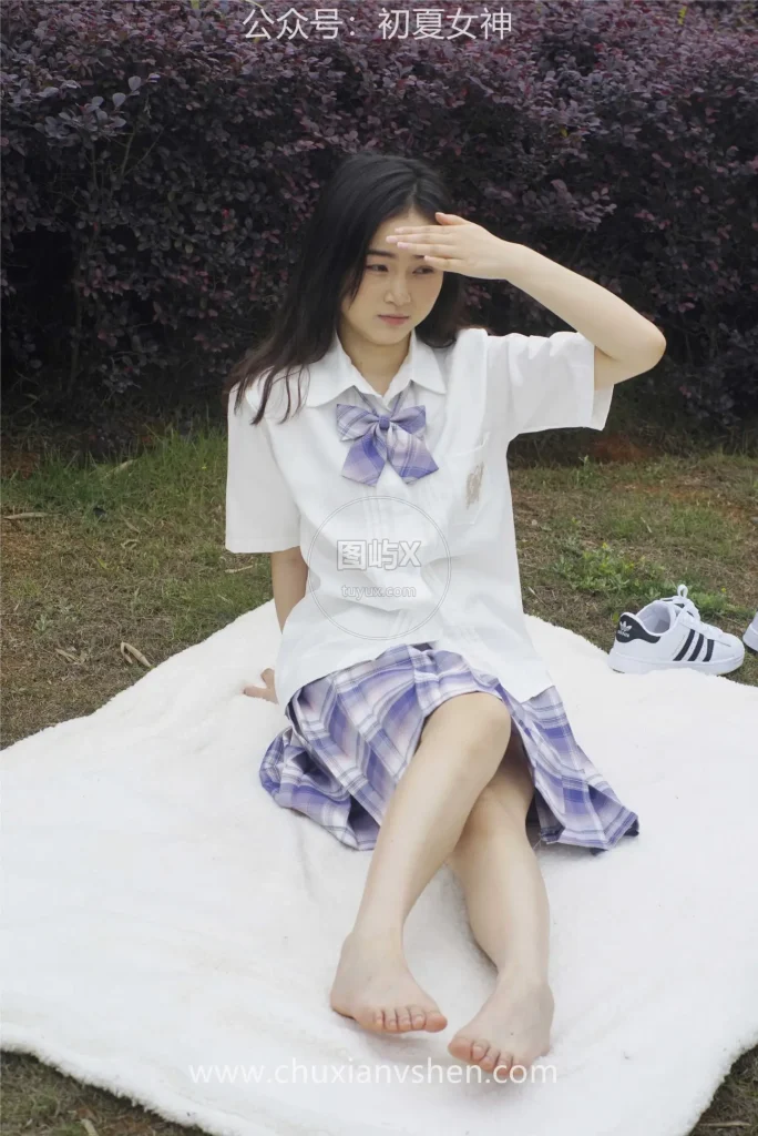 初夏女神 NO.043 十一 周末丛林 JK套搭配的袜子遭嫌弃 [153P-1V-6.1GB]-图屿X