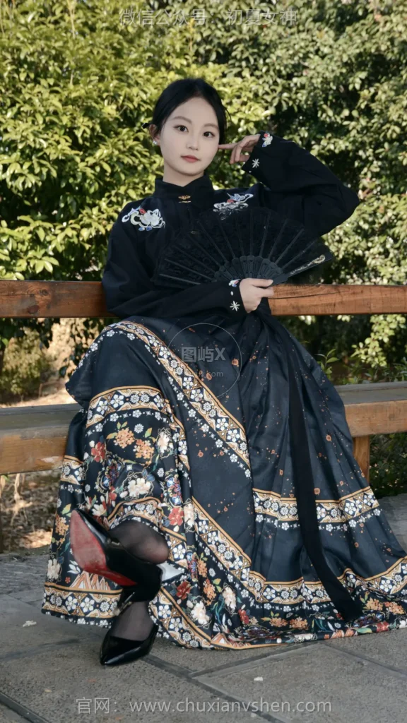 初夏女神 NO.139 双双~【黑色马面裙】这套我不管怎样都得端庄大气点 [140P-2V-3.6GB]-图屿X