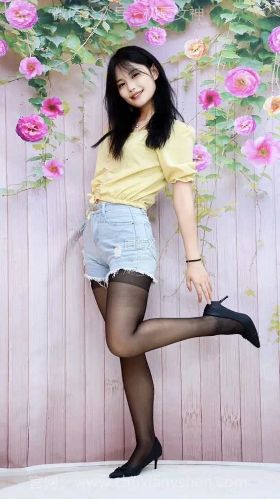 初夏女神 NO.316 幺幺 黑白之魅 到底是黑色显瘦 还是我真的长胖了呢？ [140P-1V-6.5GB]-图屿X