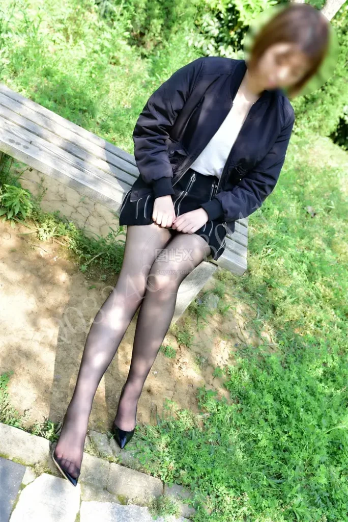 大生模拍 NO.032 潼潼 穿着黑丝逛公园 [50P-208MB]-图屿X