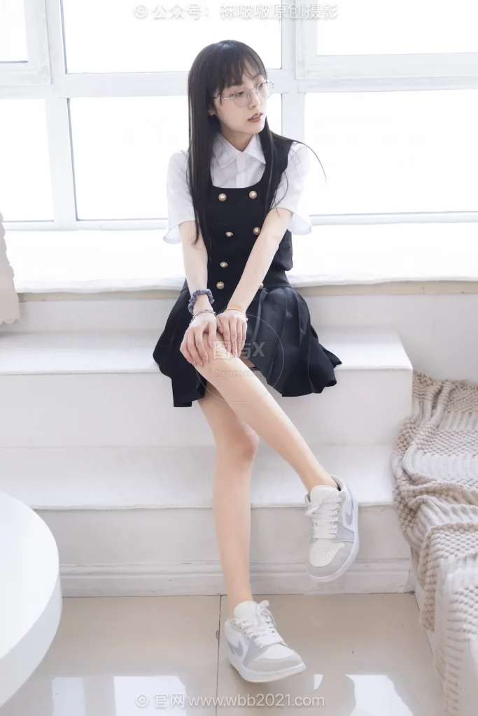 BoBoSocks袜啵啵 NO.657 稚予-板鞋、帆布鞋、薄肉丝、裸足、jk制服、包含牛奶泡脚，踩酸奶剧情 [155P-1V-4.9GB]-图屿X