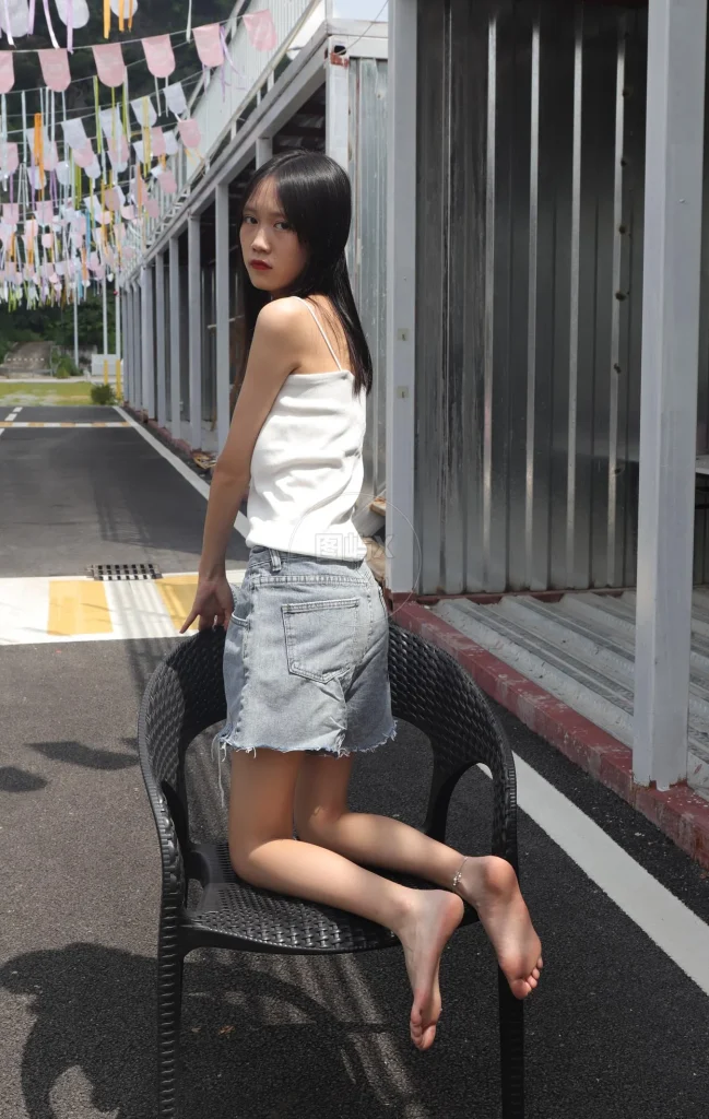 Pary学生模拍 NO.005 使出混身解数终于哄得表妹拍了套吊带美脚图 [172P-963MB]-图屿X