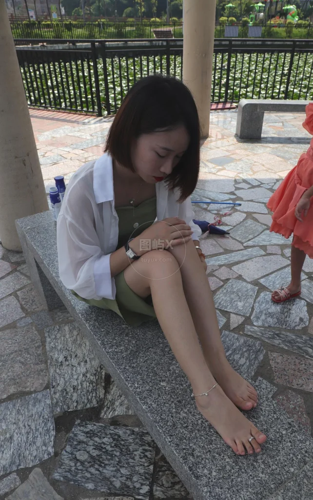 Pary学生模拍 NO.006 气质美少妇嫣茹在湖中亭大方秀脚 [135P-832MB]-图屿X