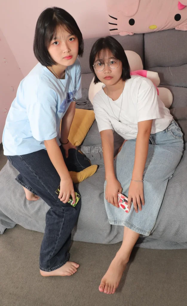 Pary学生模拍 NO.010 可爱的新模彤彤与小谊脚底秀 [101P-571MB]-图屿X