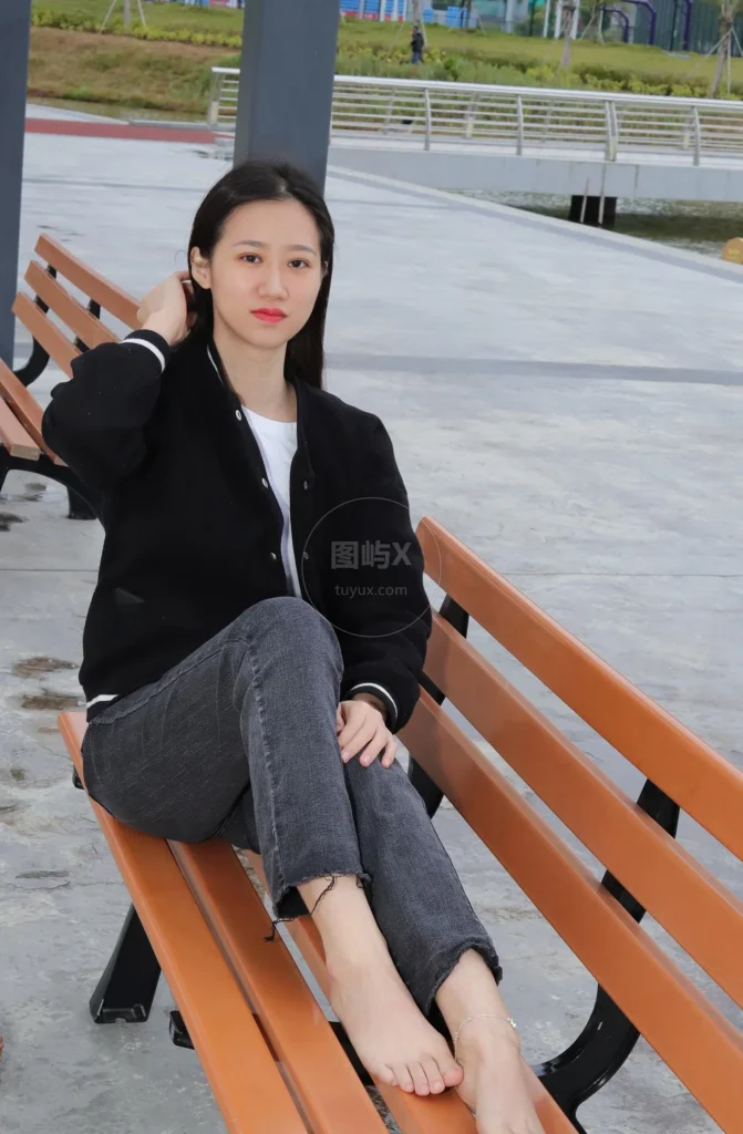 Pary学生模拍 NO.011 极品女神小芳首发长椅大方展示极品美脚 [113P-319MB]-图屿X