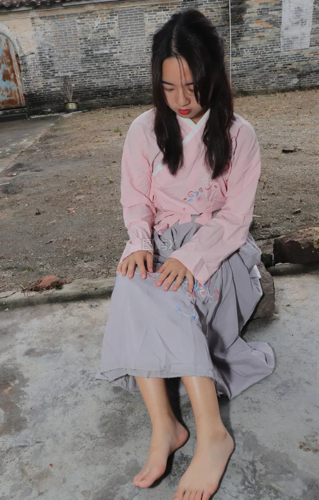 Pary学生模拍 NO.017 小淇穿上汉服赤脚游玩古镇 [134P-497MB]-图屿X
