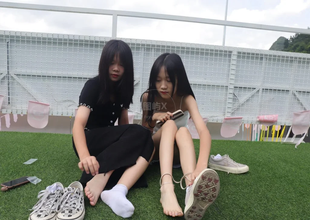 Pary学生模拍 NO.045 春暖花开，与小芳到户外拍摄美脚 [133P-241MB]-图屿X