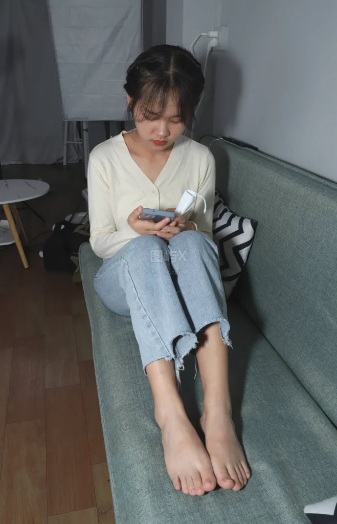 Pary学生模拍 NO.048 大学生秀秀展示36码小嫩脚 [107P-287MB]-图屿X