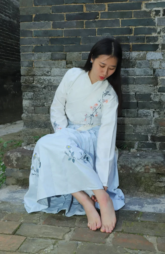 Pary学生模拍 NO.049 极品美女小芳穿上汉服古镇赤脚 [151P-368MB]-图屿X