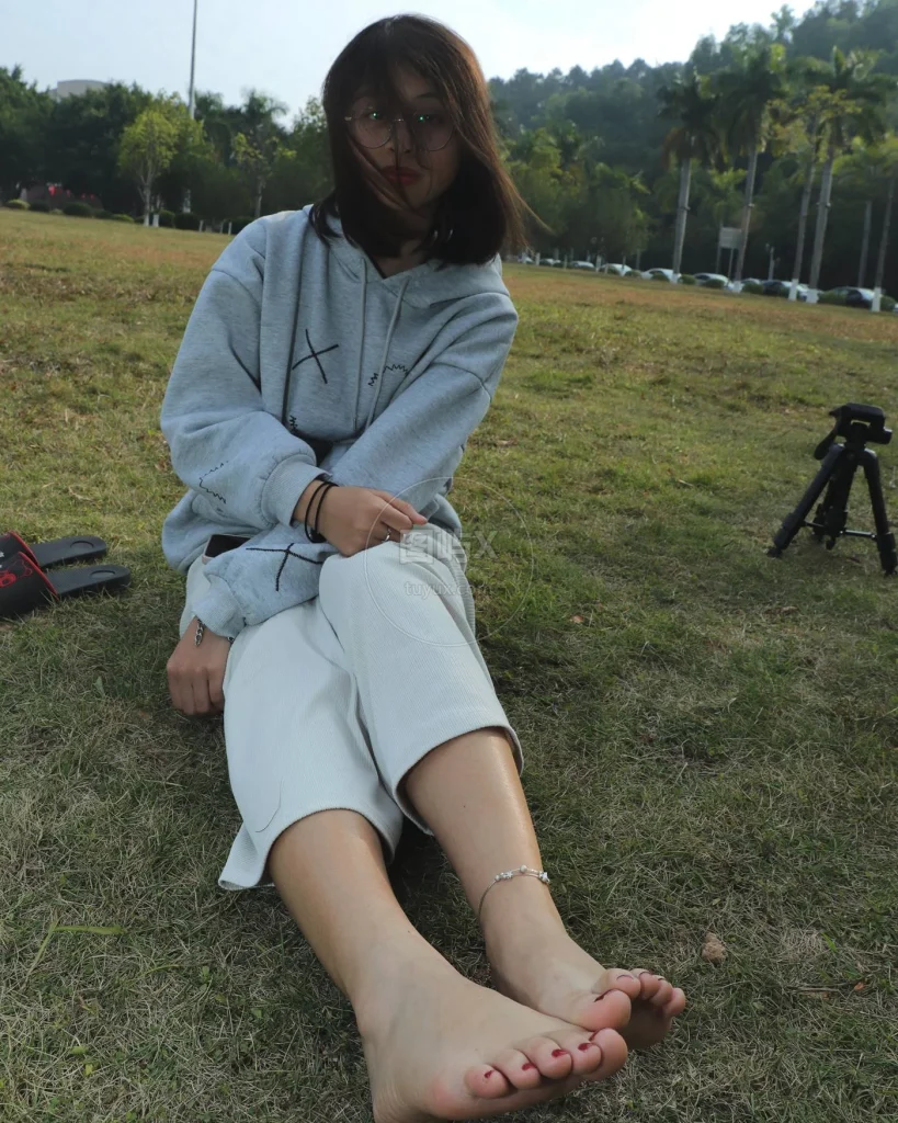 Pary学生模拍 NO.051 大学生静雯室内室外展示36码小可爱美脚 [121P-313MB]-图屿X