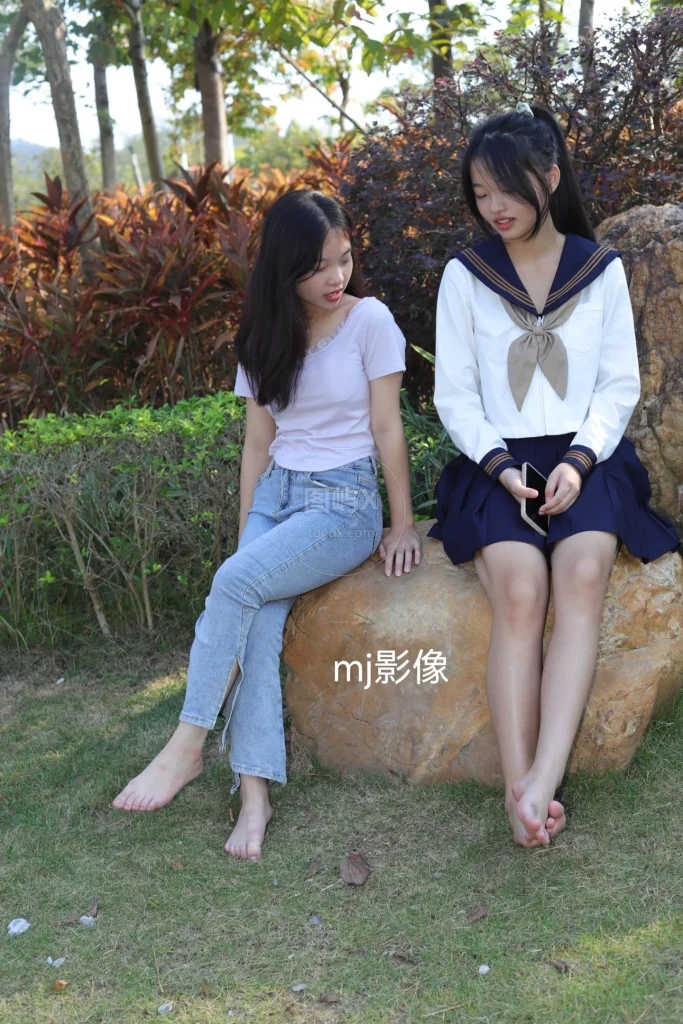 Pary学生模拍 NO.063 诗诗与小然户外展示原味嫩脚丫 [100P-1018MB]-图屿X