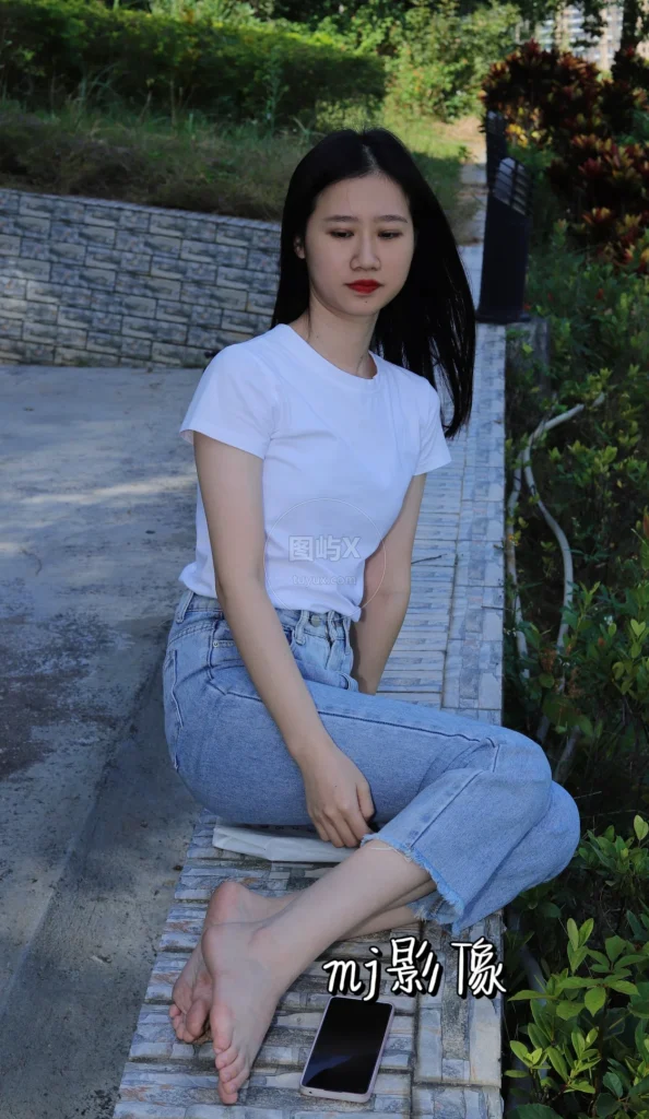 Pary学生模拍 NO.068 极品美女小芳公园脱掉鞋袜展示极品美脚 [86P-658MB]-图屿X