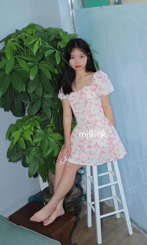 Pary学生模拍 NO.079 开学季新模小美女诗诗的36码小嫩脚脚趾非常整齐 [100P-600MB]-图屿X