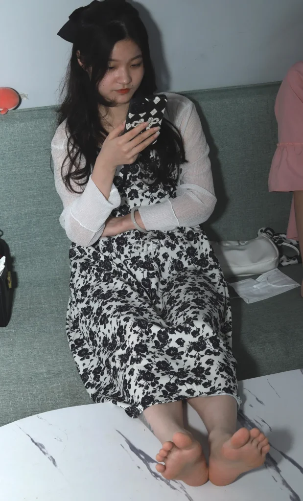 Pary学生模拍 NO.091 颖怡的35码小脚丫一手就能完全握住了 [95P-493MB]-图屿X