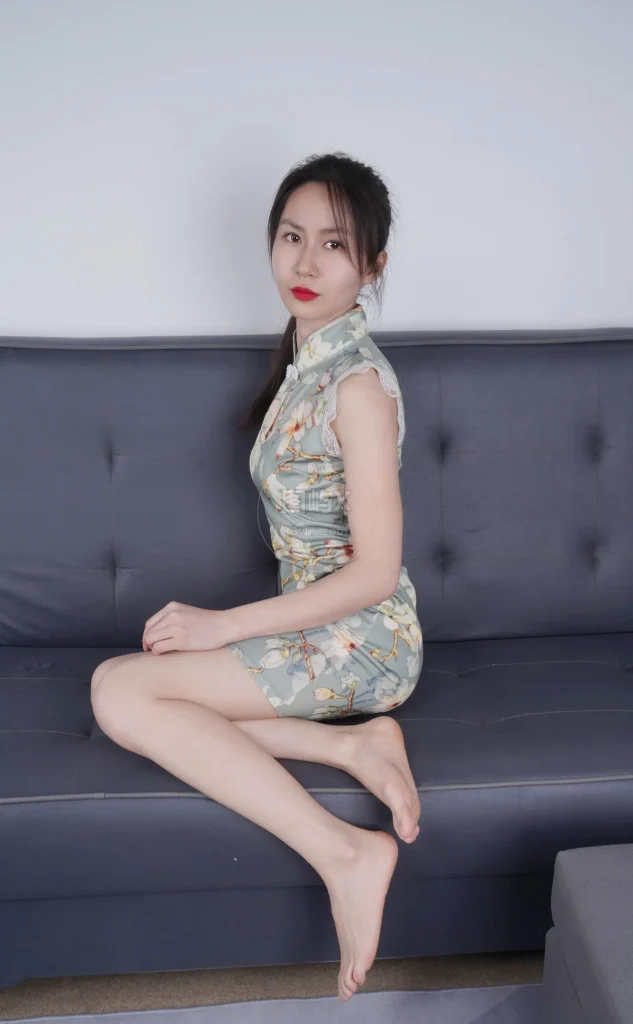 Pary学生模拍 NO.093 嘉敏穿上旗袍展示37码修长美脚 [80P-624MB]-图屿X