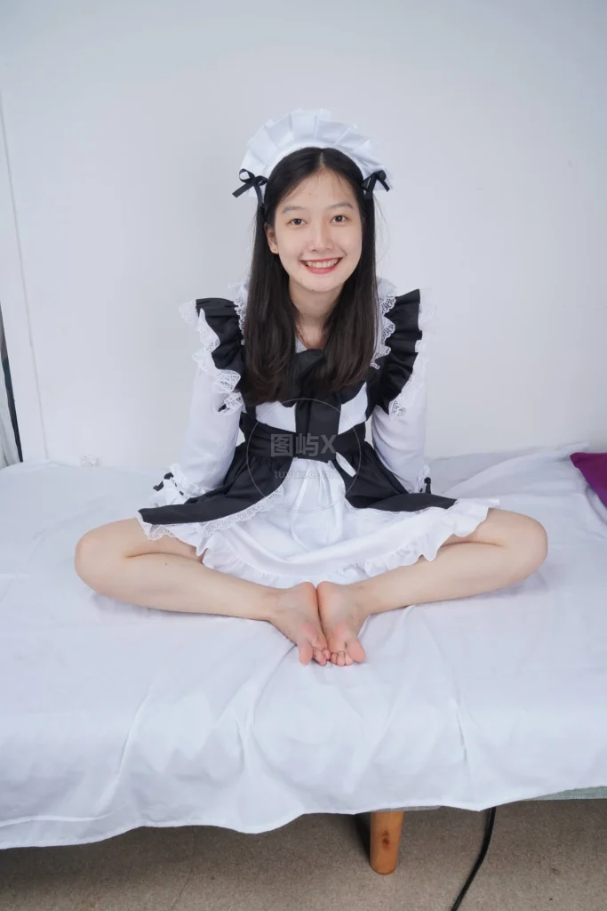 Pary学生模拍 NO.108 可爱小美女燕玲请吃美脚大餐 [103P-911MB]-图屿X