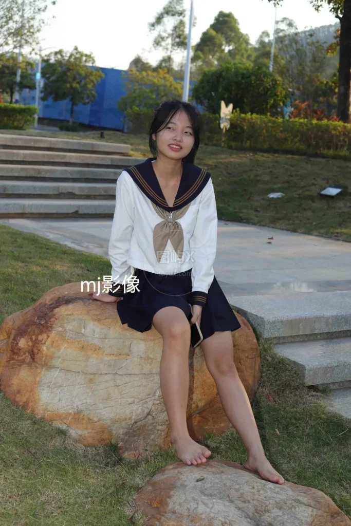 Pary学生模拍 NO.110 大学生小然户外展示37码嫩脚 [98P-757MB]-图屿X