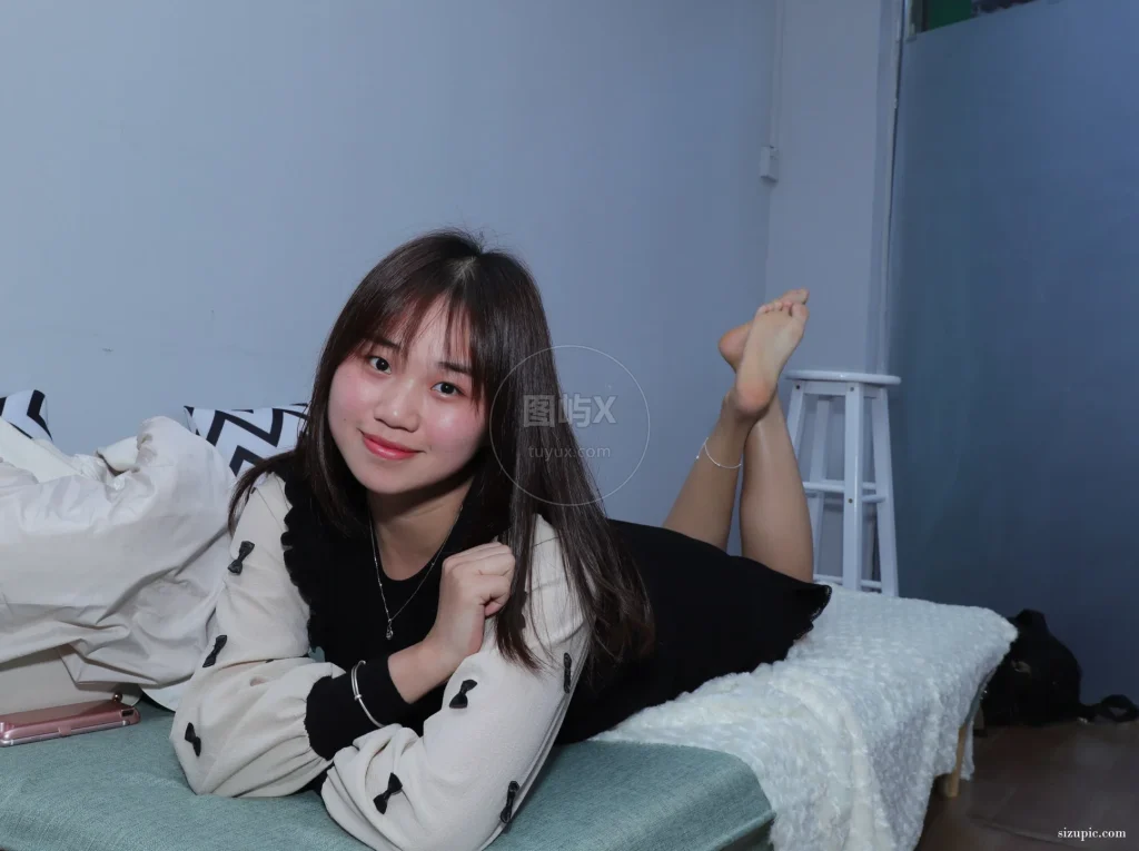 Pary学生模拍 NO.137 曾经做过车模的大美女灵儿棚拍38码美脚 [89P-291MB]-图屿X